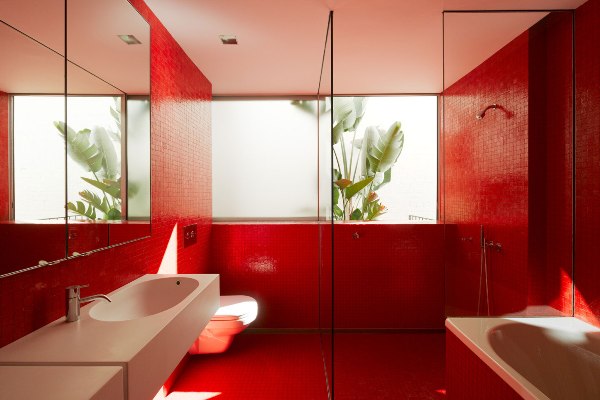 красный цвет в ванной